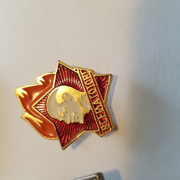 Vintage CUBA PINS (1970s) - Picture 8 of 10